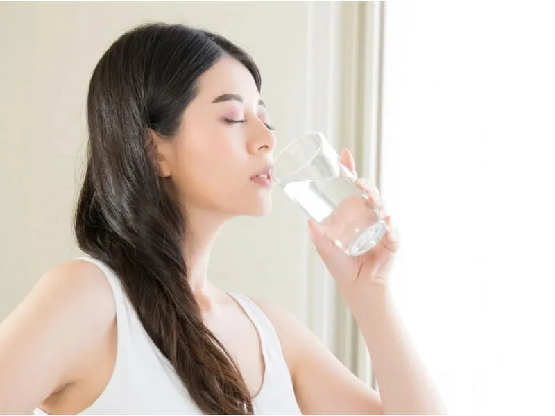 Sử dụng nước muối sinh lý để làm sạch mũi